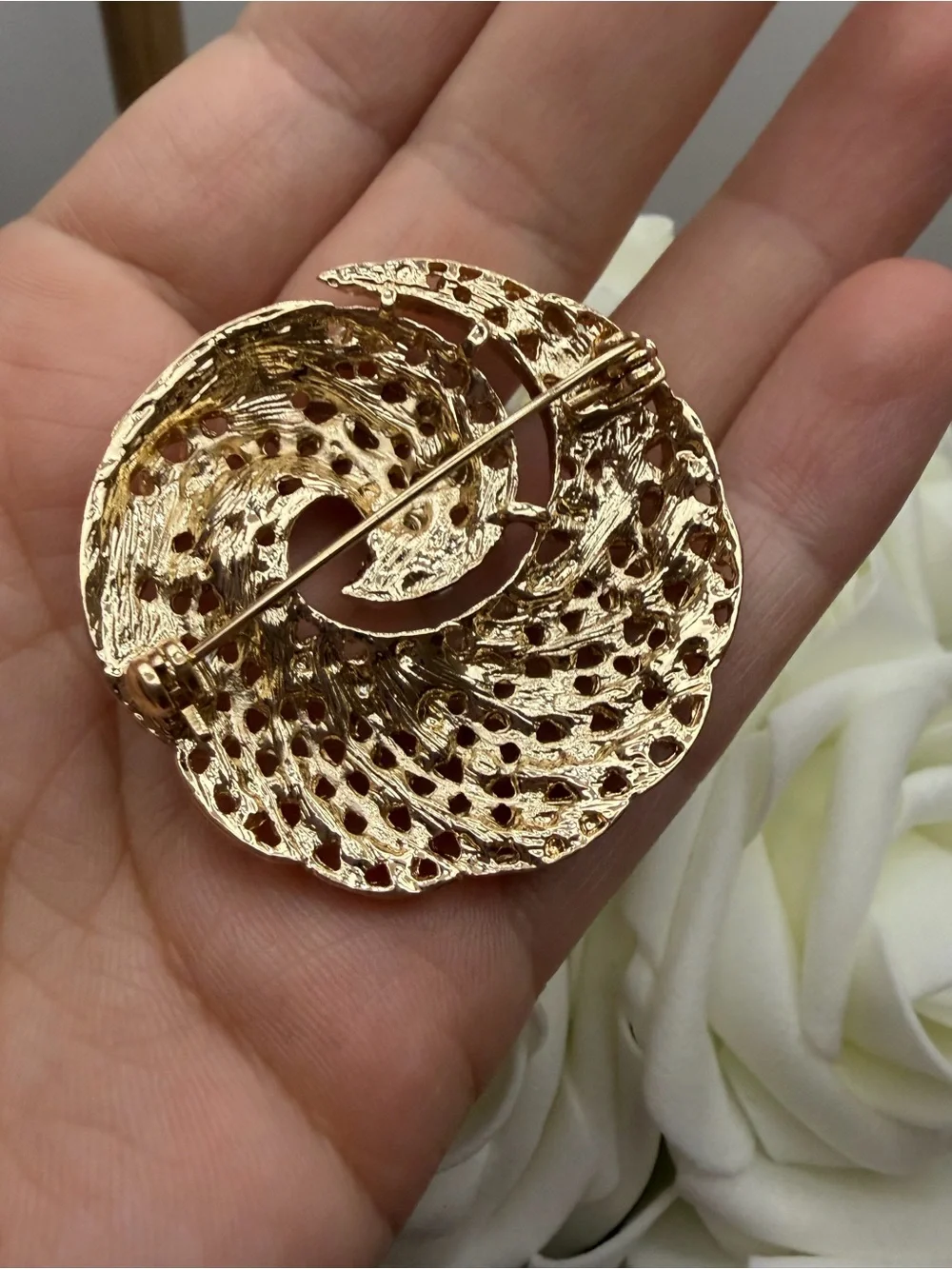 Gold Pearl Swirl Brooch Pin - Elegant Women's Jewelry